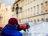 Wrocławska Królowa Śniegu - pokaz rzeźbienia w lodzie